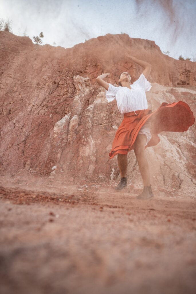 Espetáculo Carrego O Que Posso, Faço Quintal Onde Dá, Coletivo Entrevazios. Foto de Vanessa Aciolly