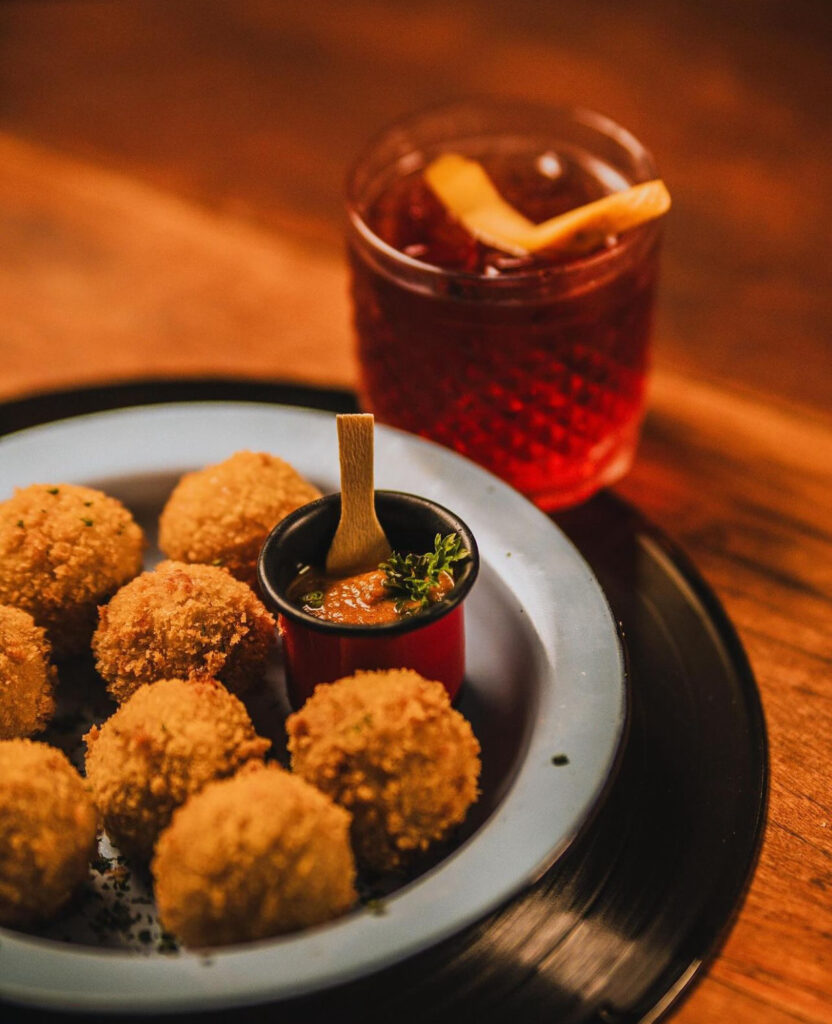 Croquete recheado com cupim ao molho béchamel, do Jobim/ Reprodução do Instagram.