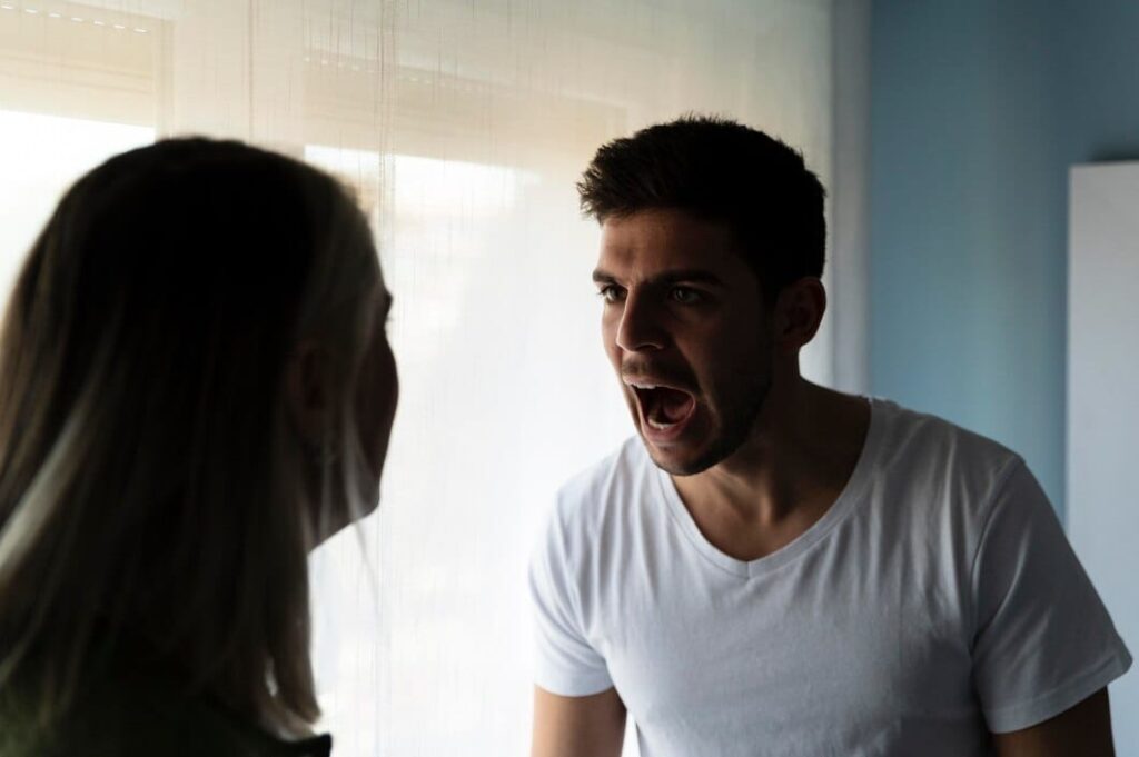 Casal discutindo. Homem gritando, agressivo.