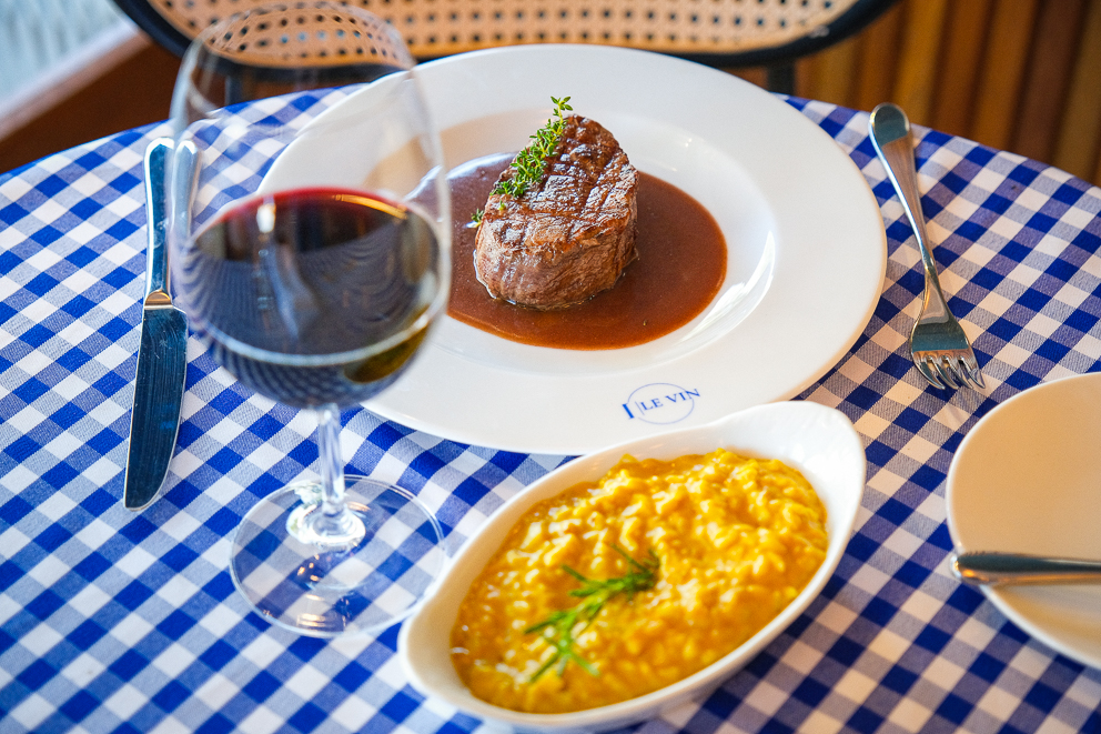 Filet Mignon ao molho de Marsala com Risoto de Açafrão, do Le Vin. Crédito: Gilberto Evangelista.