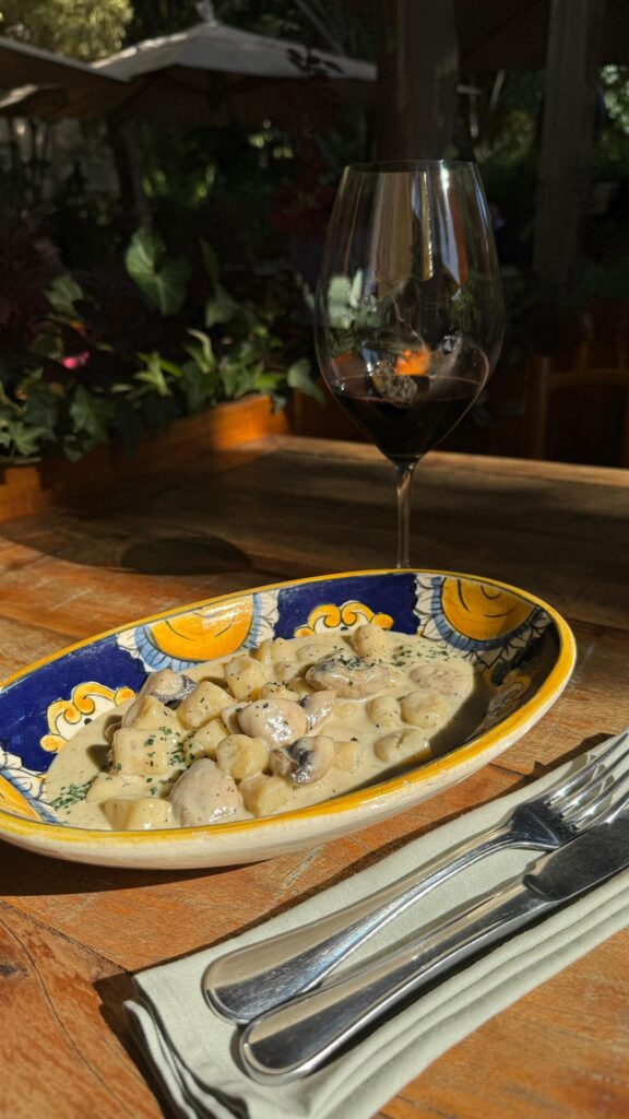 Gnocchi Alfredo Al Tartufo, do Nino Cucina. Reprodução do Instagram.