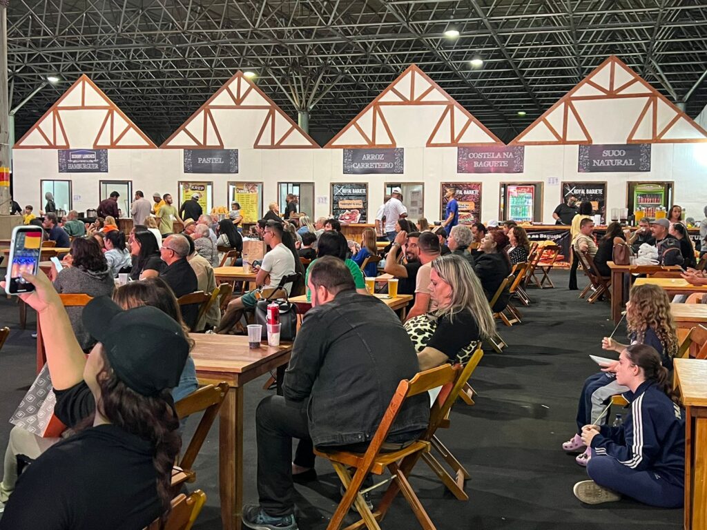 Praça de Alimentação da Expotchê. Crédito: Divulgação/Expotchê.