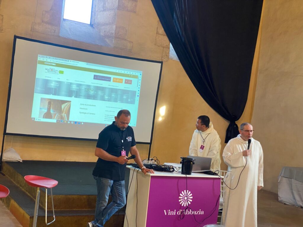 Monge da abadia Castello di Magione, junto com o enólogo, ministram Masterclassa durante Feira Vini d’Abbazia, na Itália. Crédito: Cynthia Malacarne.