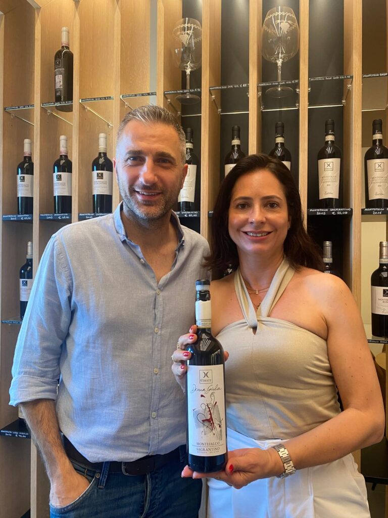 Cynthia Malacarne e o presidente do Consórcio de Montefalco Paolo Bartoloni. Divulgação