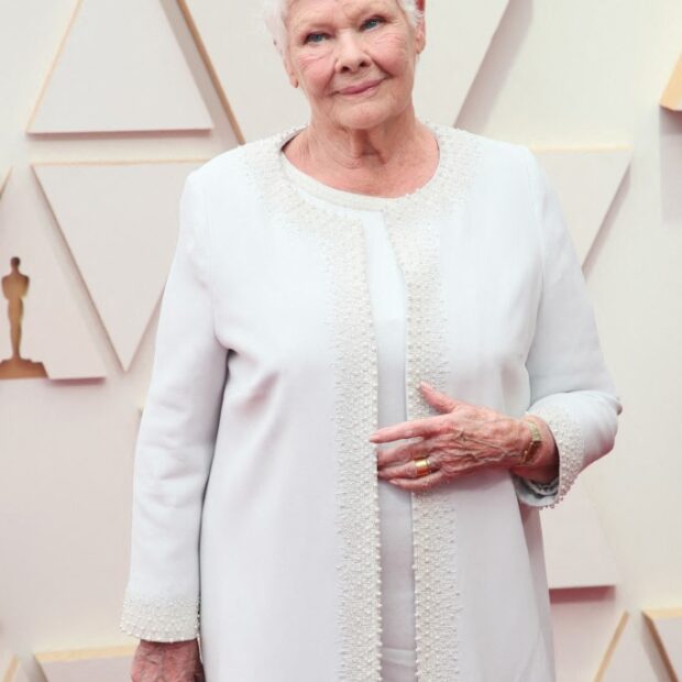 Atrizes Judi Dench e Siân Phillips primeiras mulheres admitidas em clube de Londres reservado aos homens