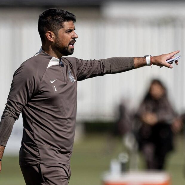 Por que Corinthians não demite António