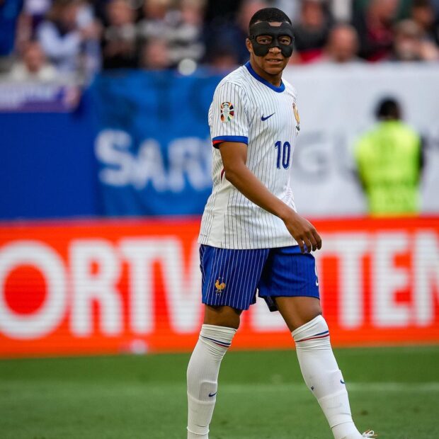 Mbappé sofre para encontrar máscara ideal