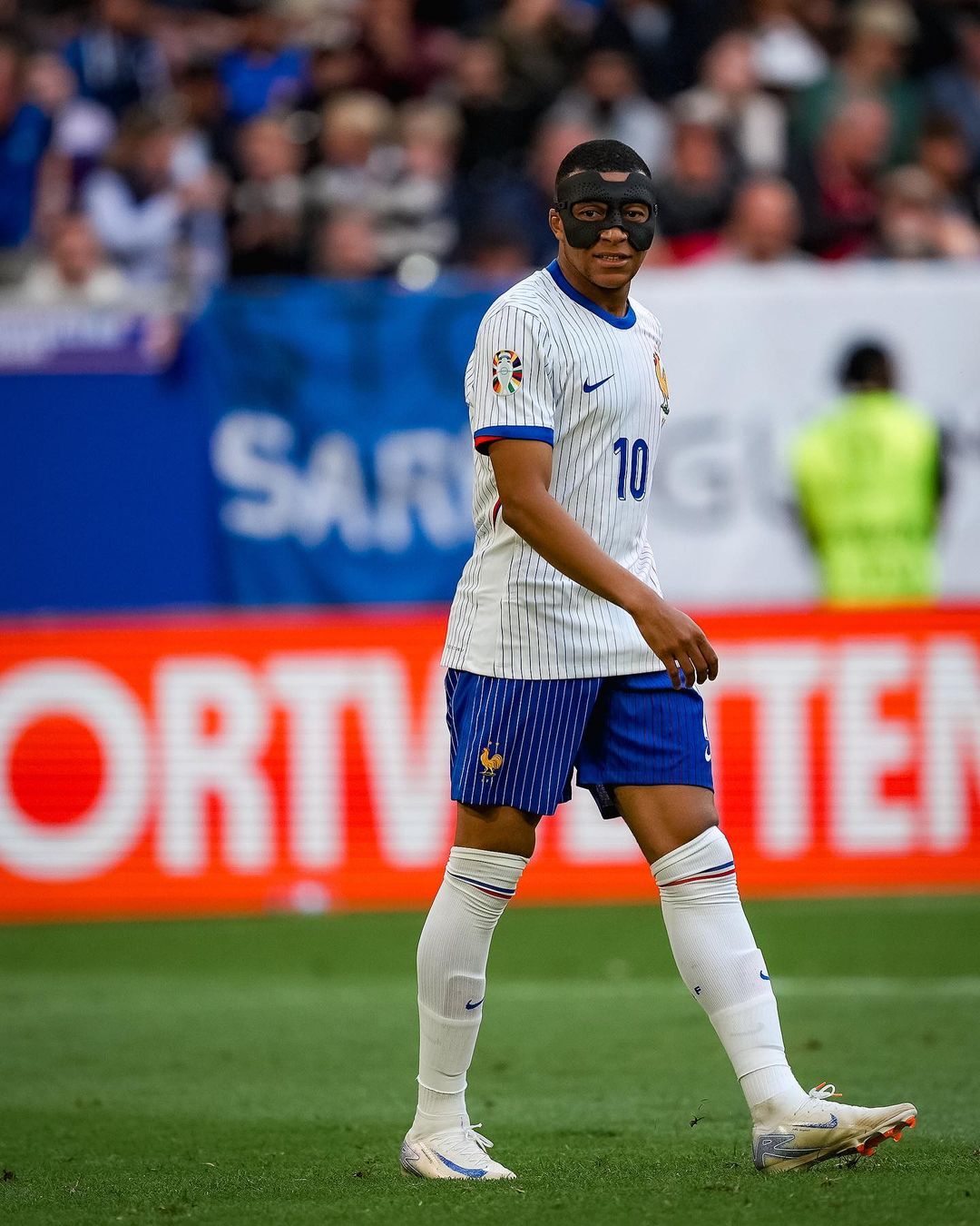 Mbappé sofre para encontrar máscara ideal