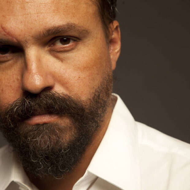 Feira do Livro homenageia Porto Alegre e Paulo Scott pede renúncia de prefeito