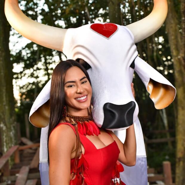 Torcida do Boi Caprichoso debocha de ex-BBB Isabelle Nogueira