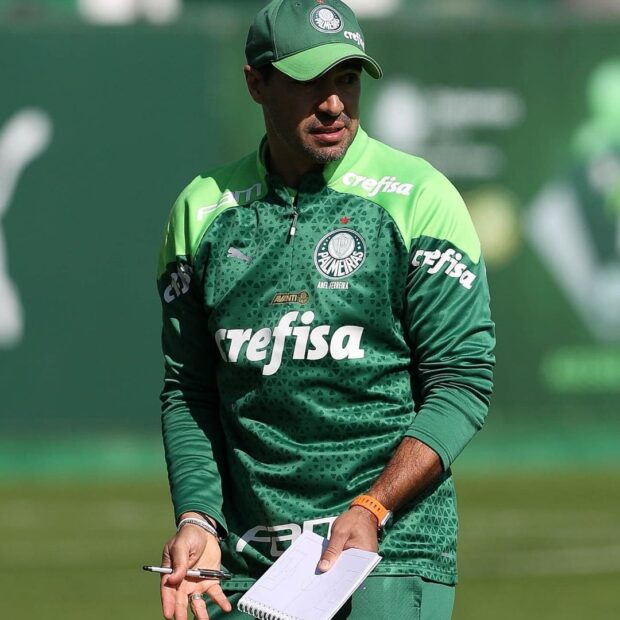 Abel Ferreira rebate críticas e emplaca promessas no Palmeiras