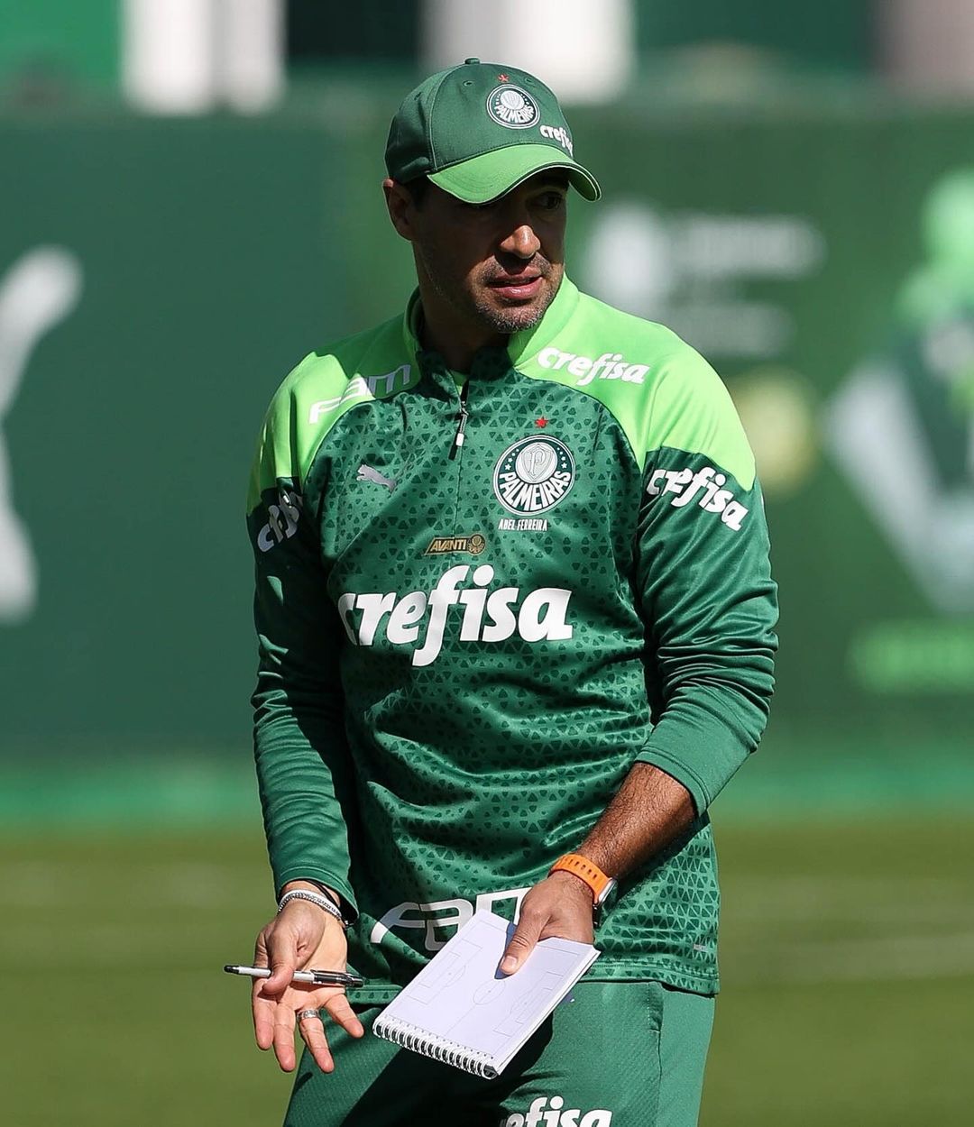 Abel Ferreira rebate críticas e emplaca promessas no Palmeiras