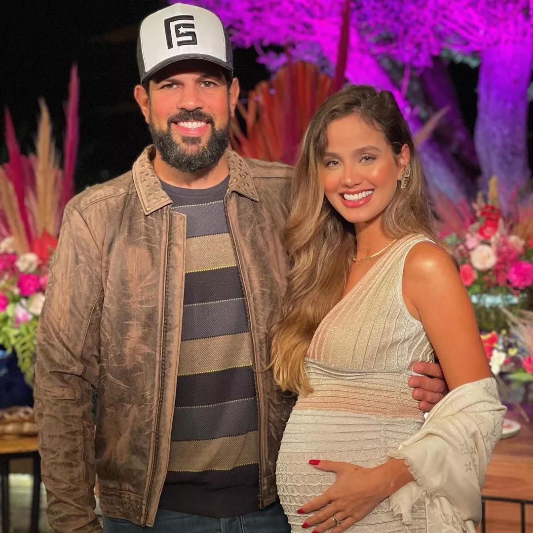 A modelo e influenciadora Biah Rodrigues, está grávida de gêmeos do cantor sertanejo.