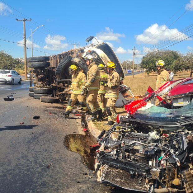 acidente carro e caminhao