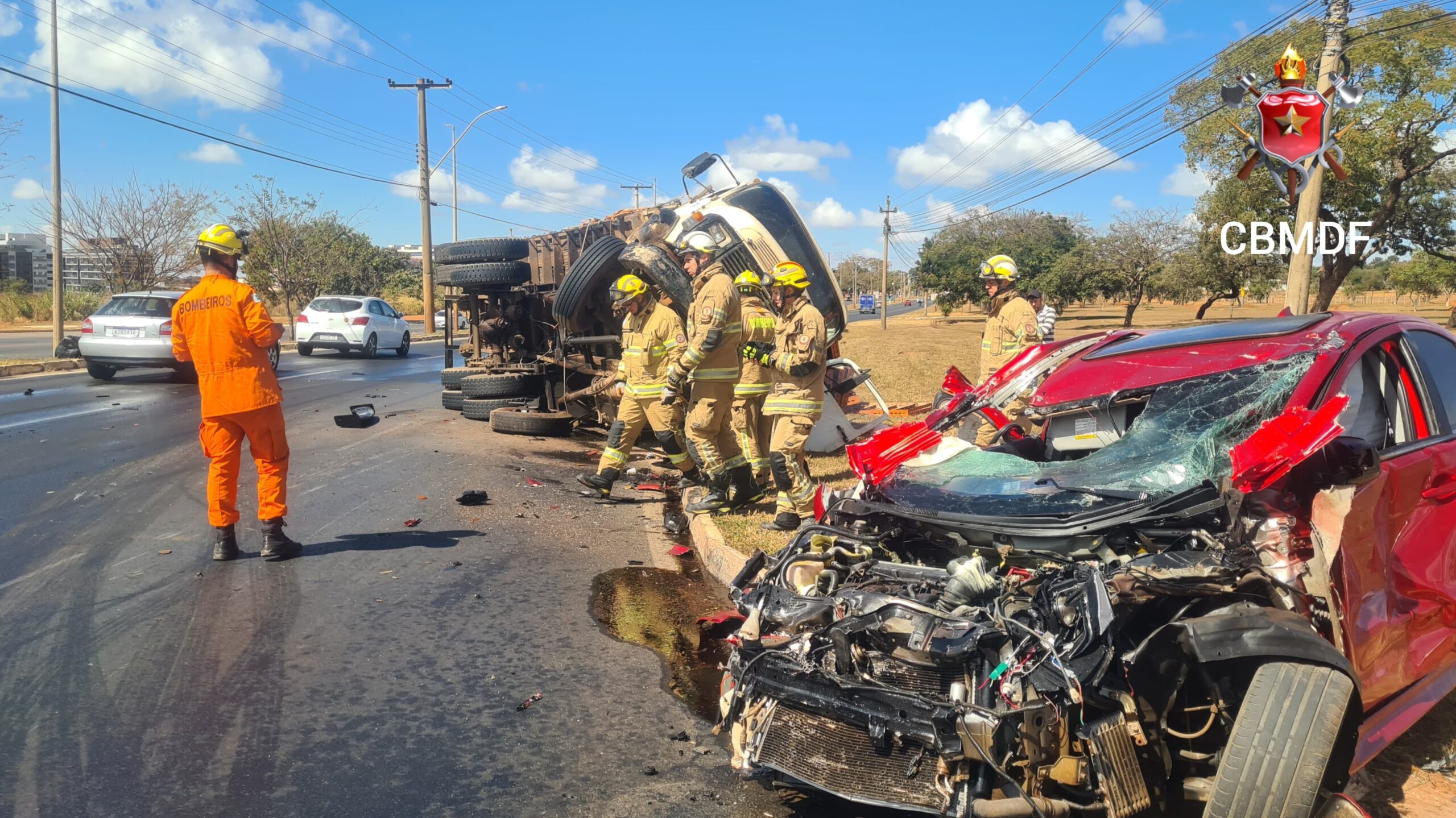 acidente carro e caminhao