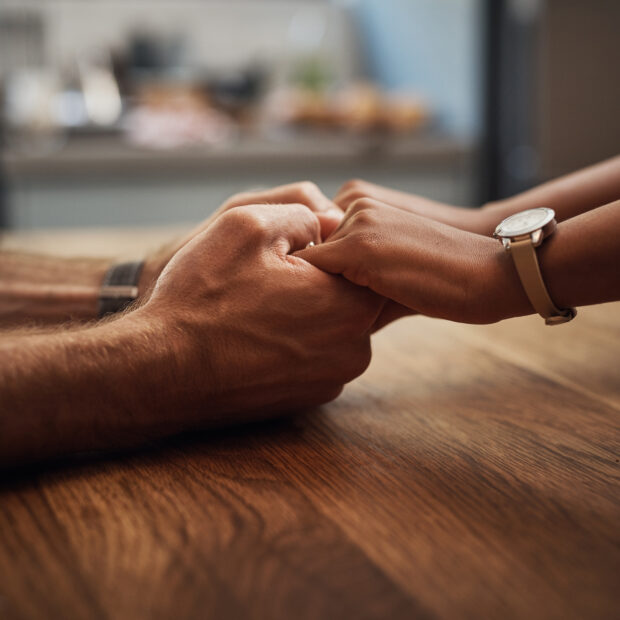 Casal de mãos dadas, lealdade, suporte emocional.