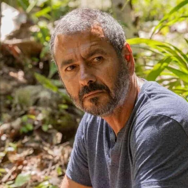 O velho fazendeiro não concordará com os novos métodos de João Pedro cuidar do cacau e acabará sendo repreendido pelo outro herdeiro.