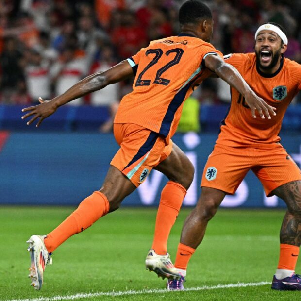 dumfries e depay comemoram gol da holanda durante partida contra turquia na eurocopa 1720298678384 v2 1920x1279