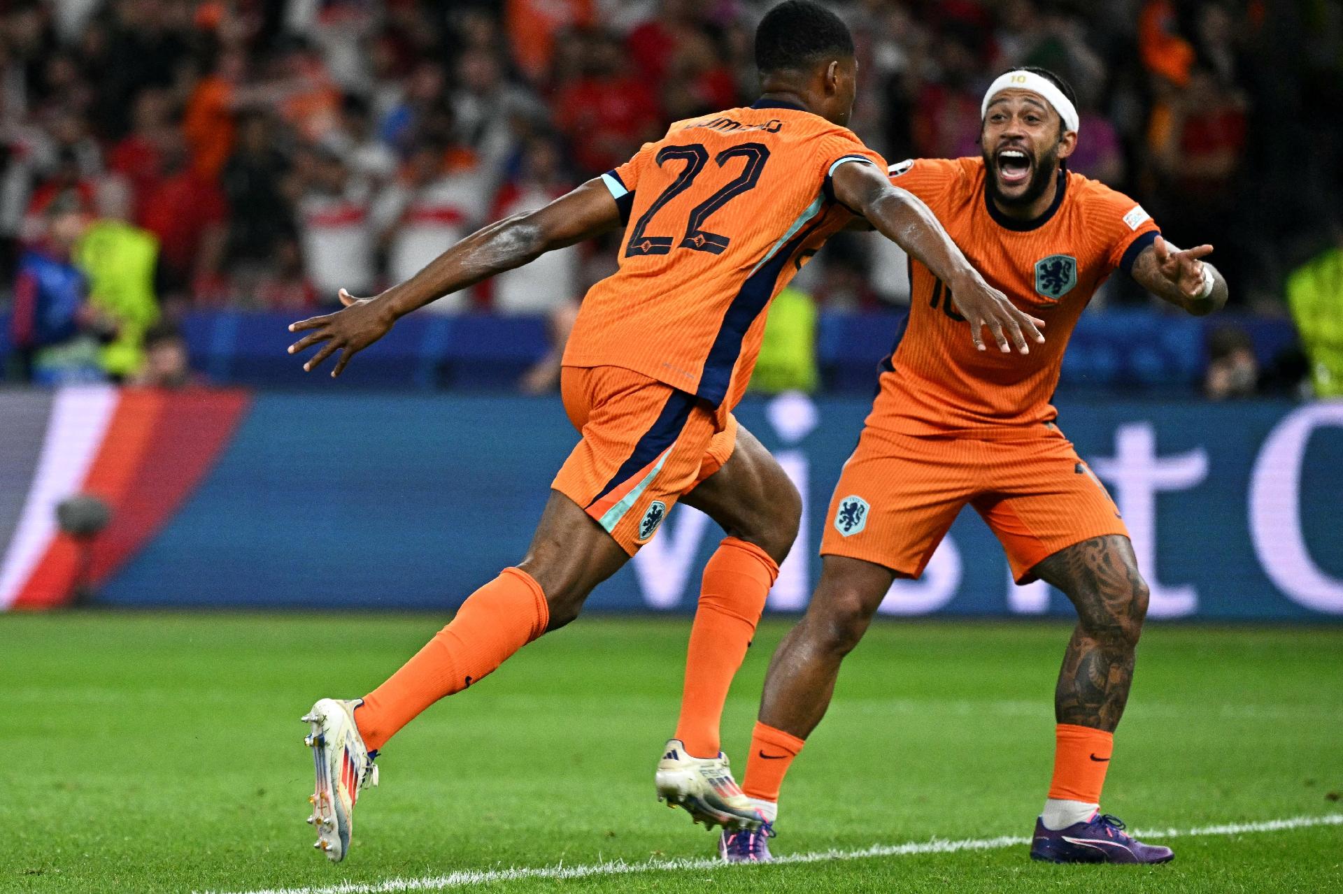 dumfries e depay comemoram gol da holanda durante partida contra turquia na eurocopa 1720298678384 v2 1920x1279