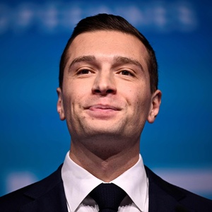 9jun2024 jordan bardella presidente do partido frances de extrema direita rassemblement national em discurso a apoiadores 1717964023923 v2 300x300