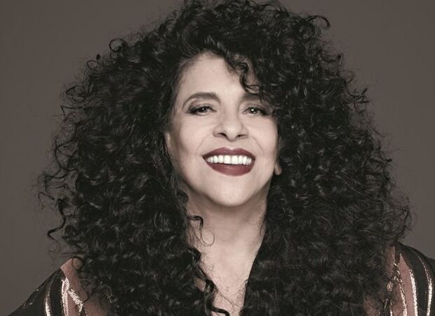 O casal, que prestava serviços a cada da cantora, afirma que nunca tiveram suas carteiras assinadas e detalha tratamento das ex-patroas.