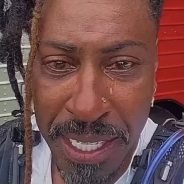 A empresária, que ficou 12 anos casada com o cantor, também deixou a entender que ele teria bloqueado Mirella, a filha mais nova do ex-casal.