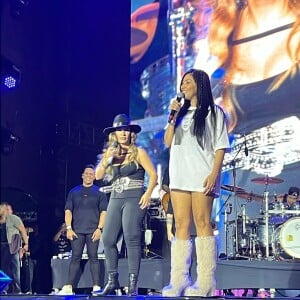 A ex-cantora invadiu mais um show de sua irmã e cantou alguns sucessos da ex-dupla sertaneja.