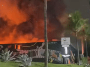 incendio na casa warner exposicao no rio de janeiro 1720522675767 v2 300x225