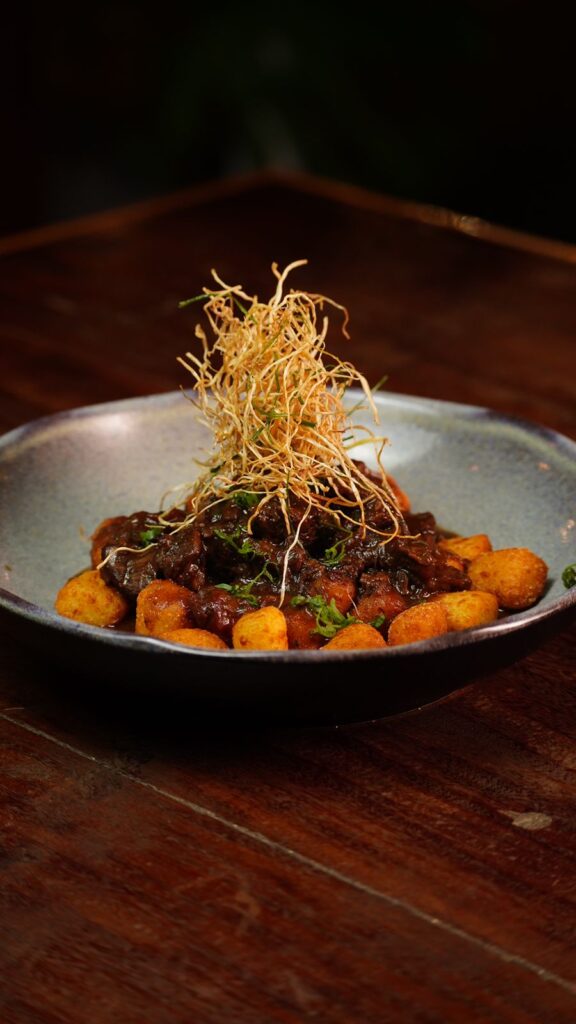 Ragu de ossobuco com nhoque trufado de mandioca frita, do Dudu Camargo. Reprodução do Instagram.