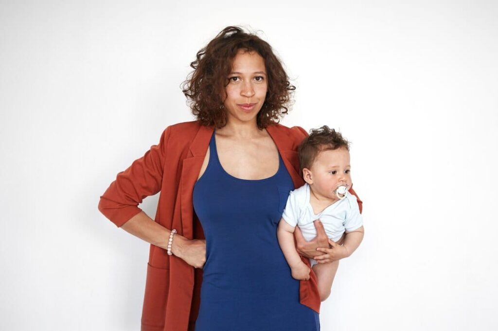 Mãe segura bebê no colo. Banco de Imagens