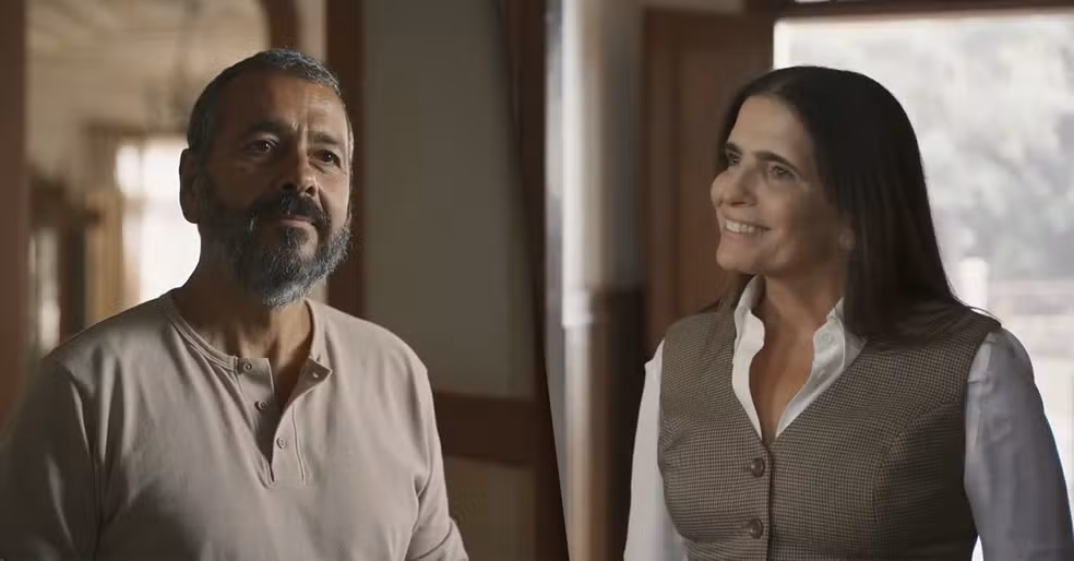 A empresária estava decidida a não ficar no local, mas ficará sem graça de negar o convite após tanta insistência.