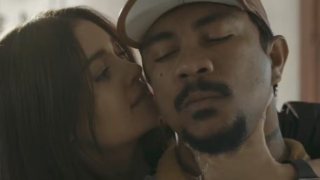 Mesmo estando em uma sinuca de bico, a ex-modelo conseguirá usar o seu charme para se safar mais uma vez.