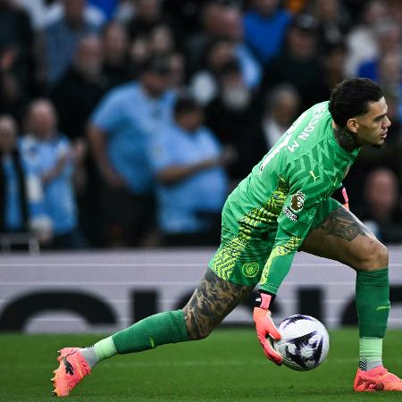 ederson em acao pelo manchester city contra o tottenham na premier league 1715878202254 v2 450x450