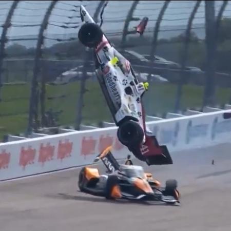 carro do piloto sting ray robb voou em acidente na indy 1720984852535 v2 450x450