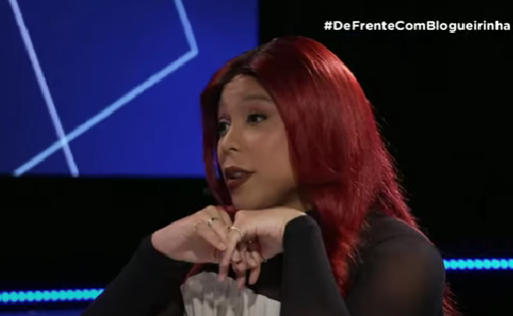 Além da influenciadora confundir o nome do diretor, a ex-BBB concordou com o seu erro.