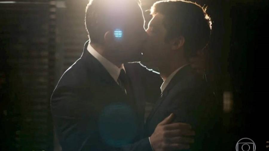 malvino salvador e guilherme leicam trocam beijo no final de a dona do pedaco 1657726998031 v2 900x506