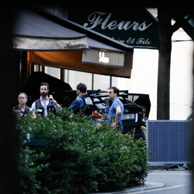 afp 20240717 364f6gf v3 preview parisunautomobilistefoncesurlaterrasseduncafetr