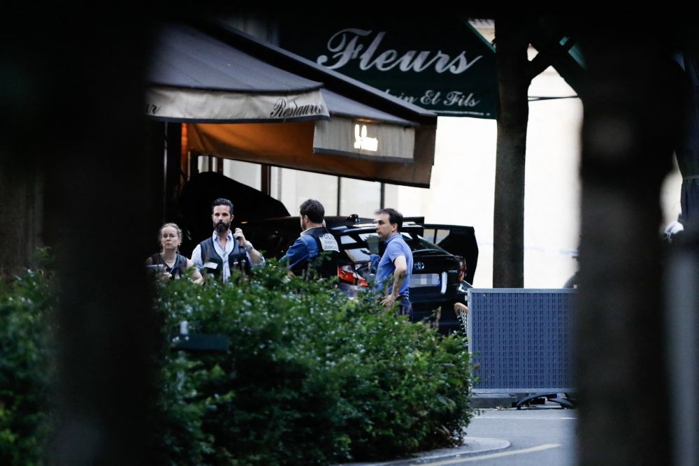 afp 20240717 364f6gf v3 preview parisunautomobilistefoncesurlaterrasseduncafetr