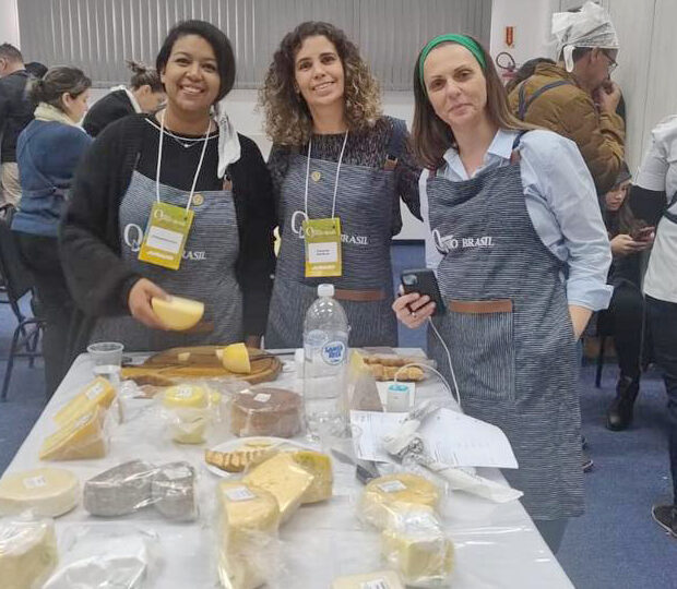 extensionista fernada lima com juradas do evento