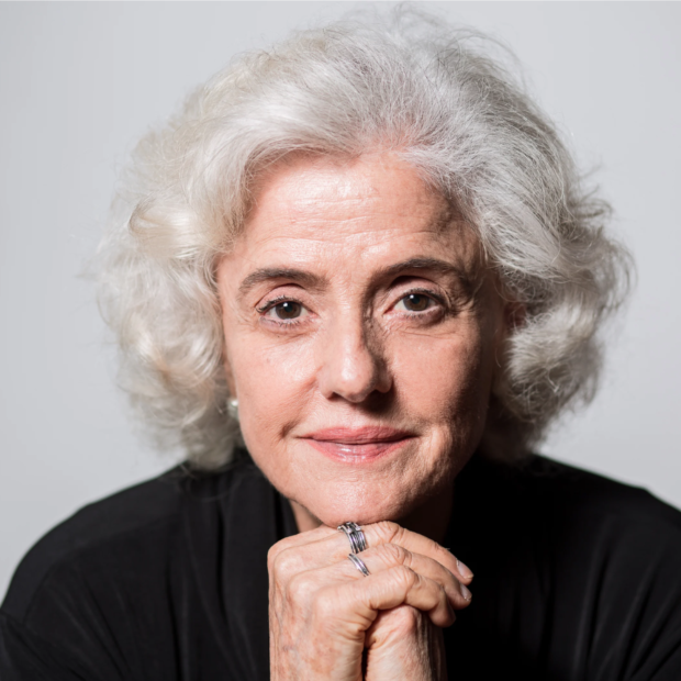 A lenda das telenovelas doou materiais o suficiente para construir três casas no local.