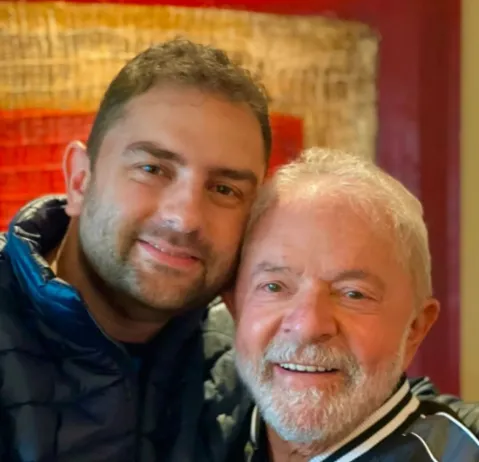 O filho do presidente afirma que os prints contra a madrasta são falsos, garantindo que a relação entre eles é ótima.