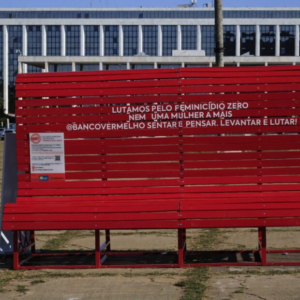 22.7. banco vermelho. foto vinicius de melo smdf 1536x1023