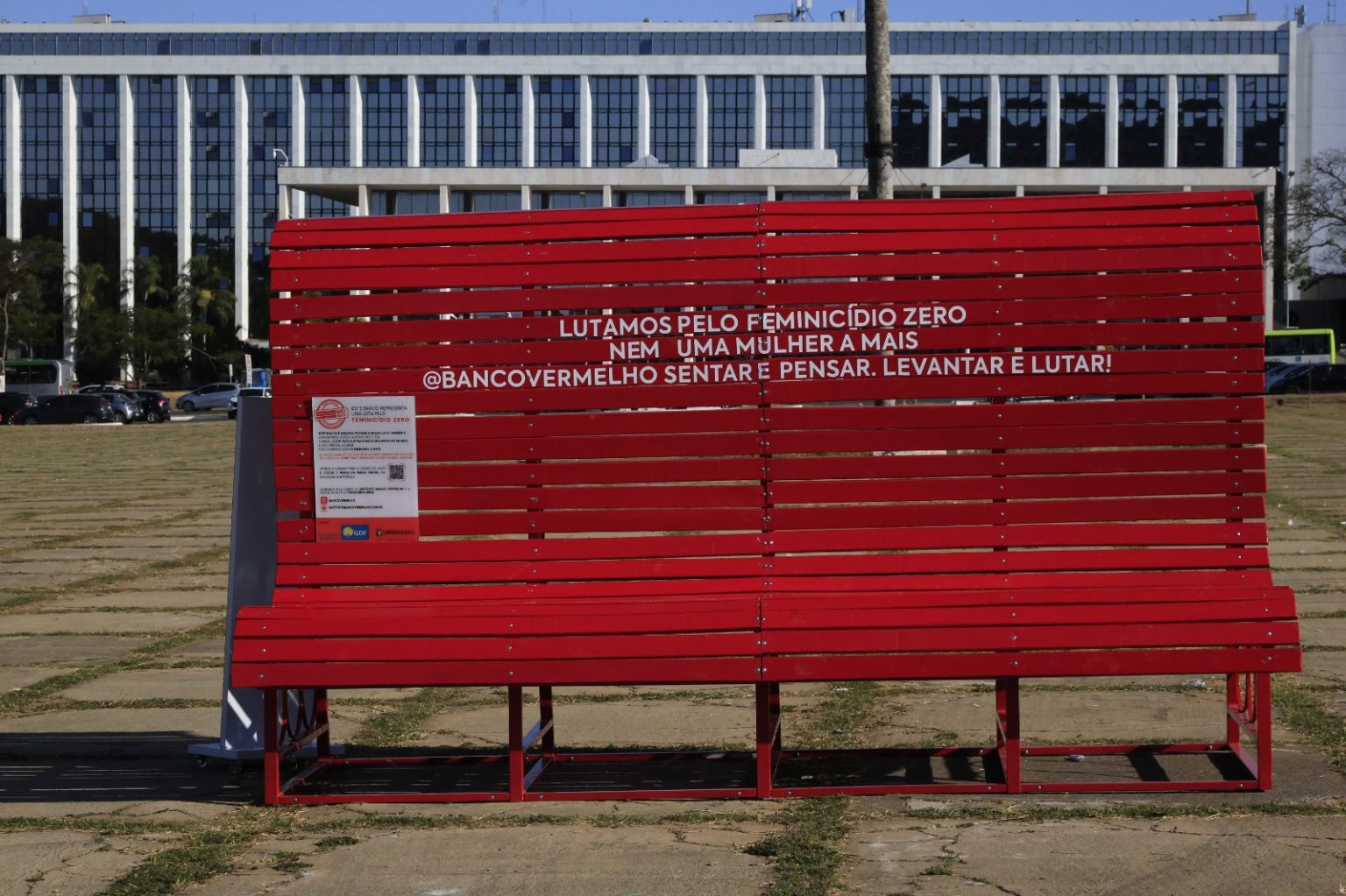 22.7. banco vermelho. foto vinicius de melo smdf 1536x1023