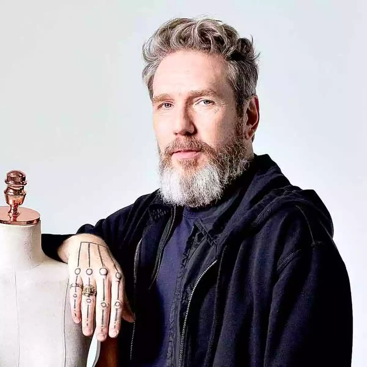 vestido de preto alexandre herchcovitch apoia a mao direita em manequim de madeira 1 40348