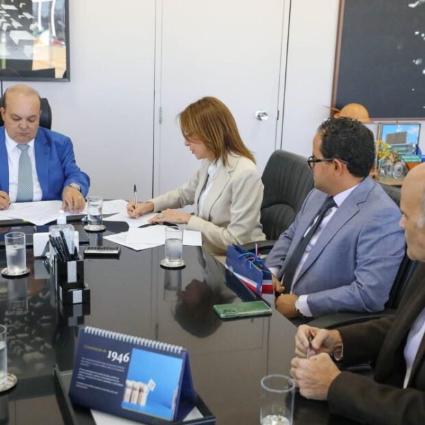 Governador Ibaneis Rocha assinou, nesta quarta (24), o acordo de cooperação técnica internacional firmado com a Embaixada da República Dominicana | Foto: Renato Alves/ Agência Brasília