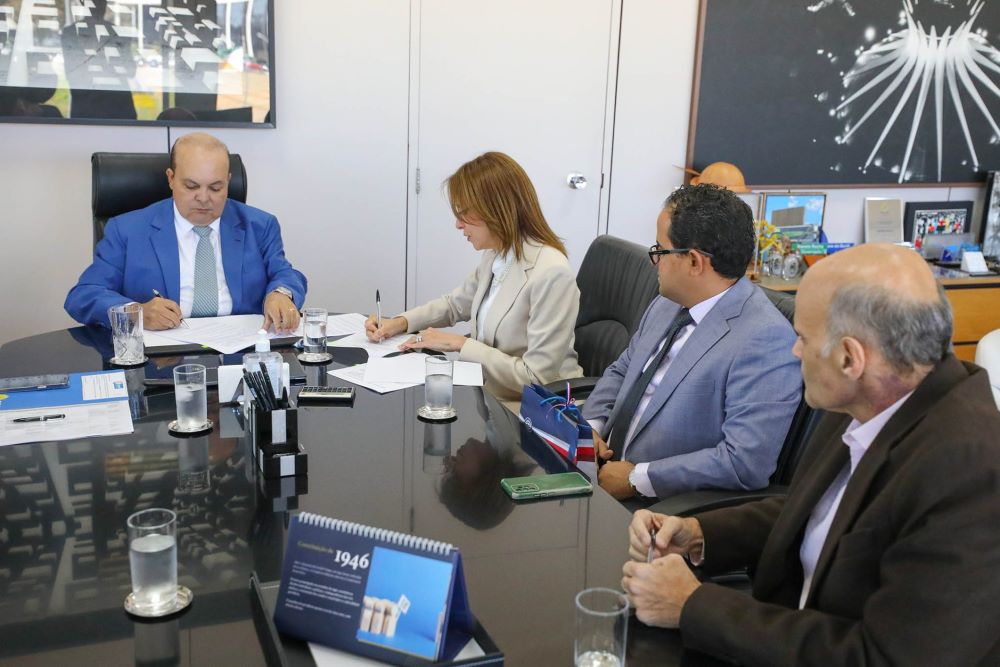 Governador Ibaneis Rocha assinou, nesta quarta (24), o acordo de cooperação técnica internacional firmado com a Embaixada da República Dominicana | Foto: Renato Alves/ Agência Brasília
