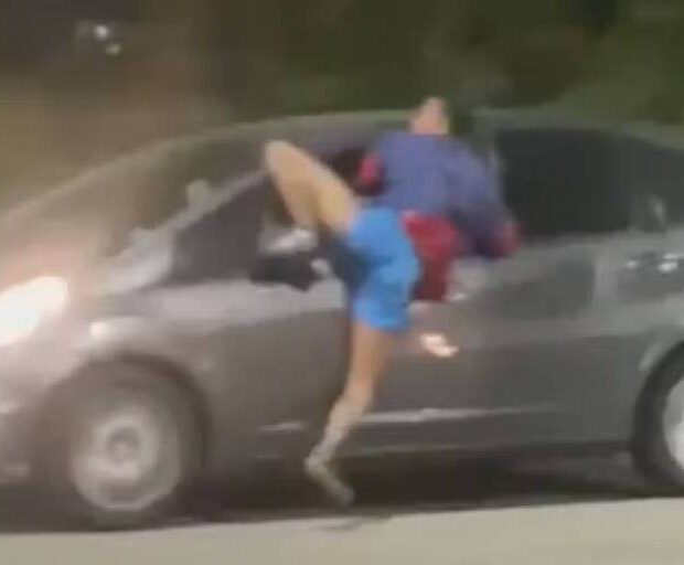 homem pendurado assalto