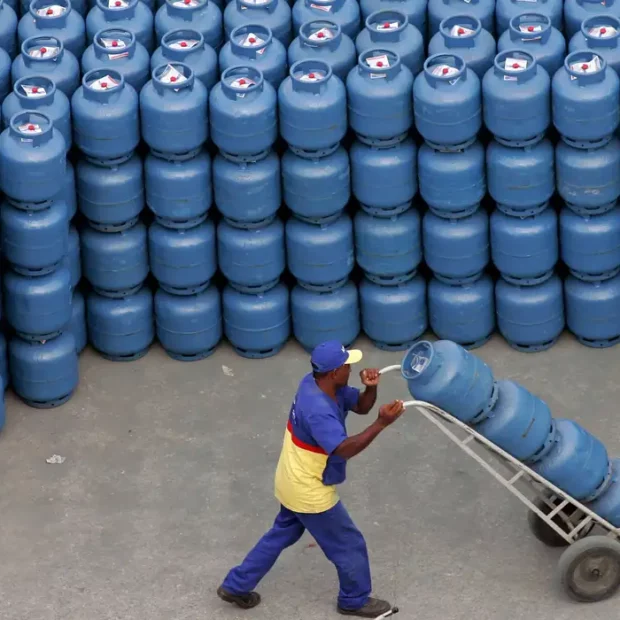 2020 04 08t210356z 1 lynxnpeg370nq rtroptp 4 energy bolivia brazil