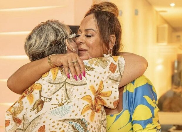 nadine goncalves e sua amiga widelg