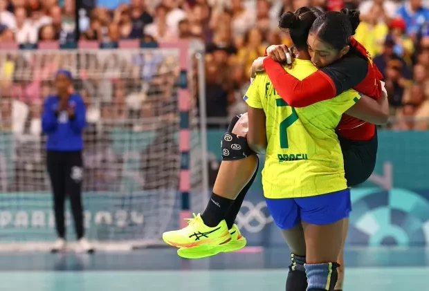 tamires araujo do brasil carrega albertina kassoma apos a angola se machucar durante partida das olimpiadas 1722690514490 v2 750x421.jpg